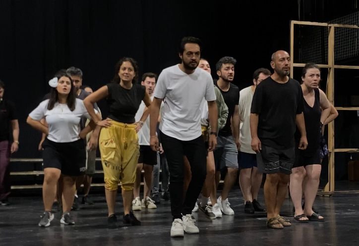 TRABZON DEVLET TİYATROSU PERDELERİNİ AÇIYOR