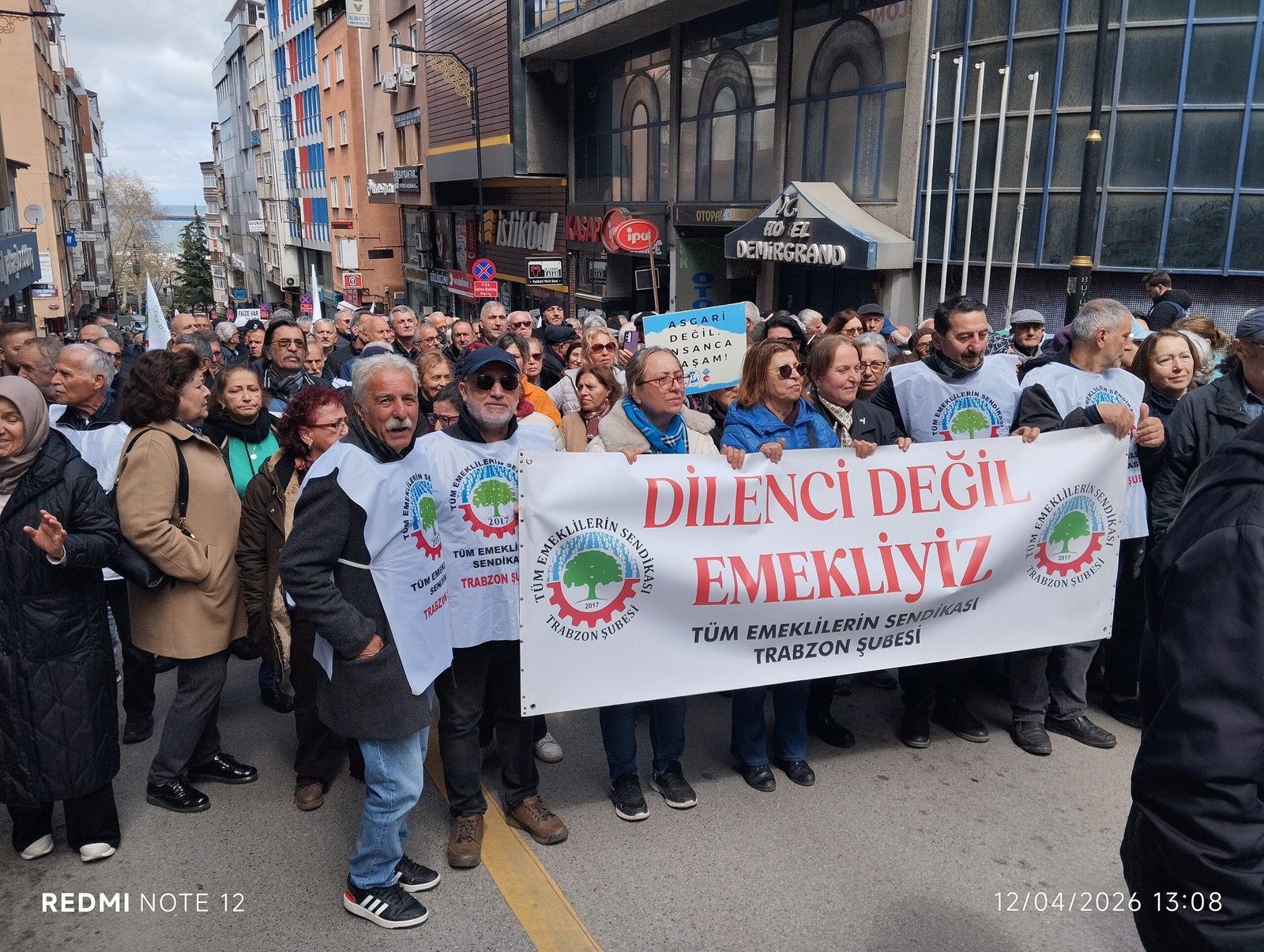 Trabzon’da emeklilerden “Sefalete boyun eğmiyoruz” mitingi