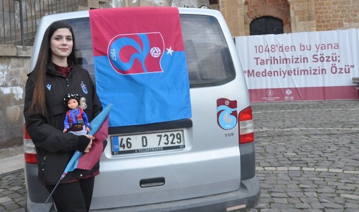 Kardeş Şehir Maraş’ta Doğuştan Fanatik Trabzonsporlu Resim Öğretme