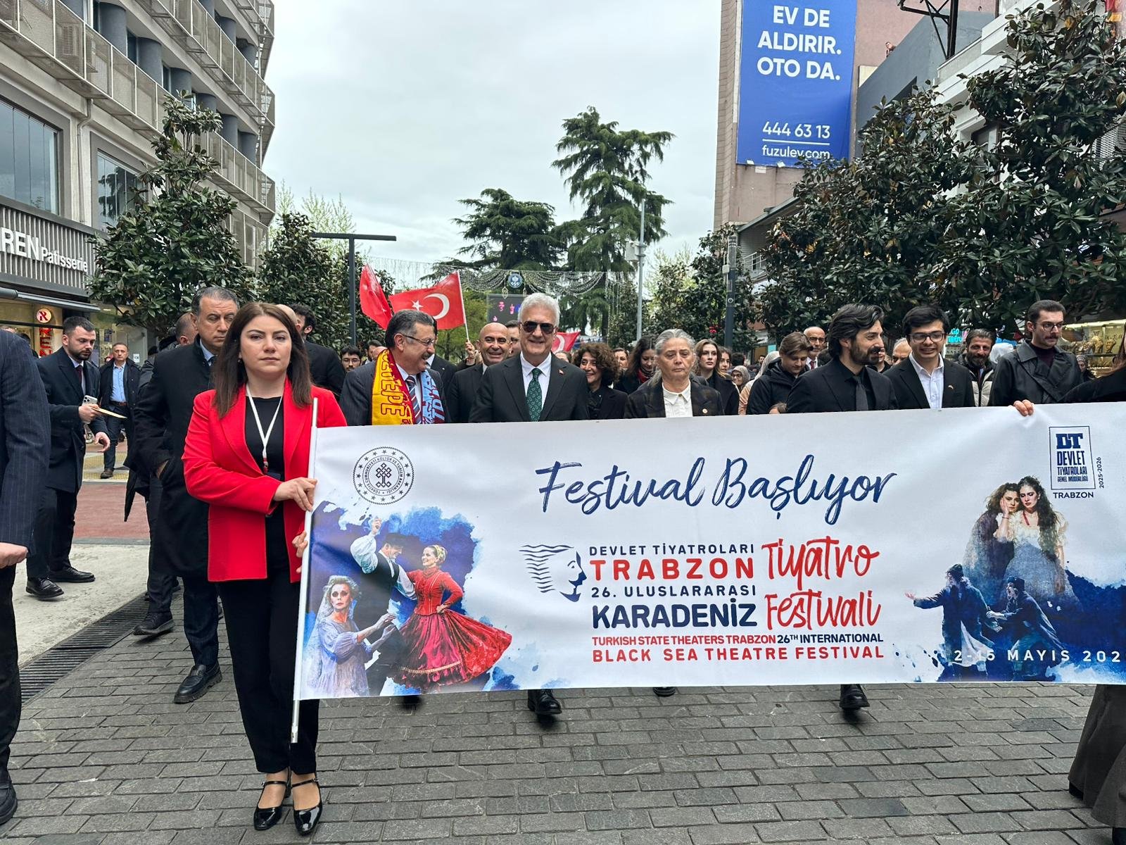 Trabzon’da 5. Uluslararası Tiyatro Festivali Görkemli Bir Yürüyüşle Başladı