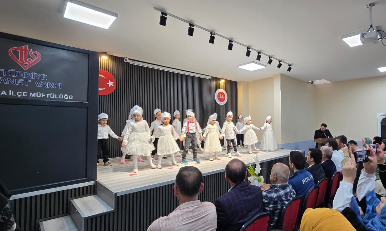 Çaykara’lı Miniklerin Mezuniyet Çoşkusu