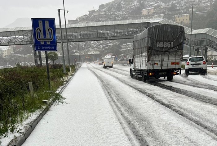 Beşikdüzü Yaylacılarını Gümüşhane Tünel Çıkışında Dolu Yağmuru Durdurdu