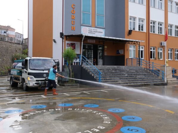 Ortahisar Belediyesi’nden Okul Bahçelerinde Temizlik Mesaisi